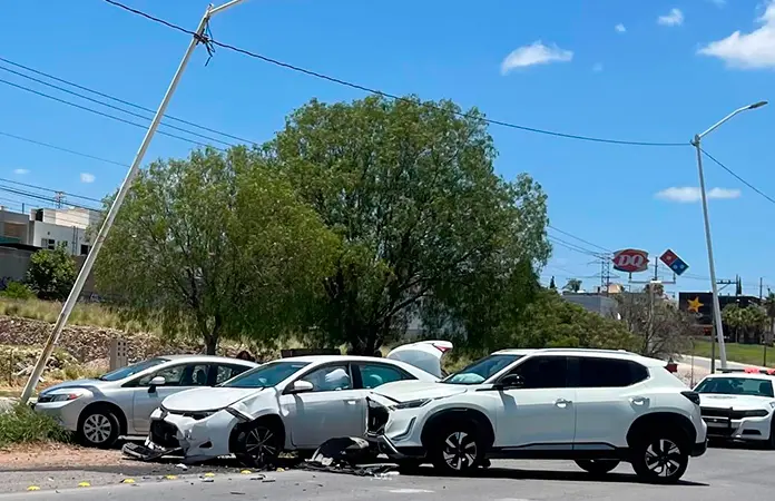 Chocan tres vehículos frente a Villa Magna