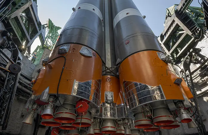 Llegan astronautas a Estación Espacial