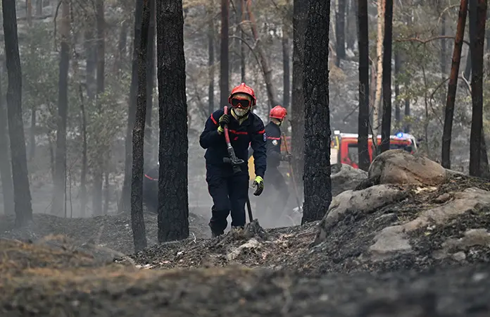Miles de evacuados por incendio cerca de París