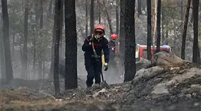 Miles de evacuados por incendio cerca de Par&iacute;s
