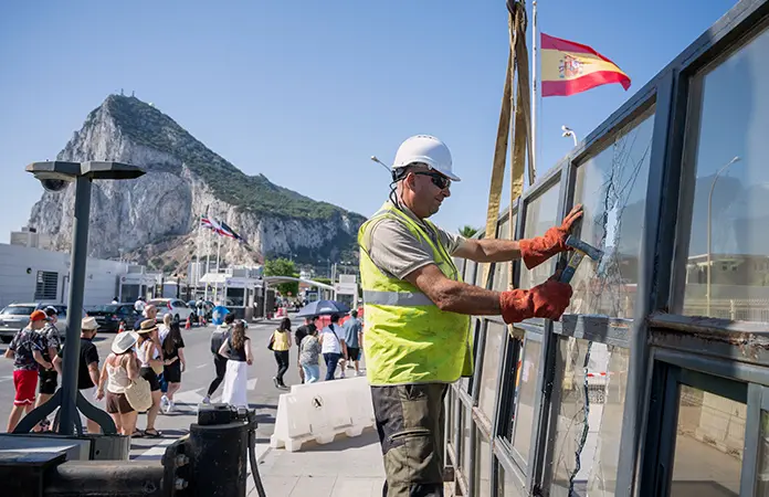 Retira Gibraltar valla fronteriza con España
