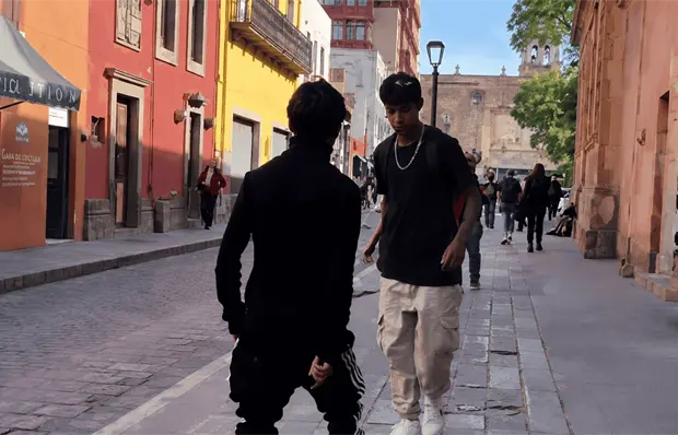 Video | Apu&ntilde;alan a joven en ri&ntilde;a en el Centro Hist&oacute;rico