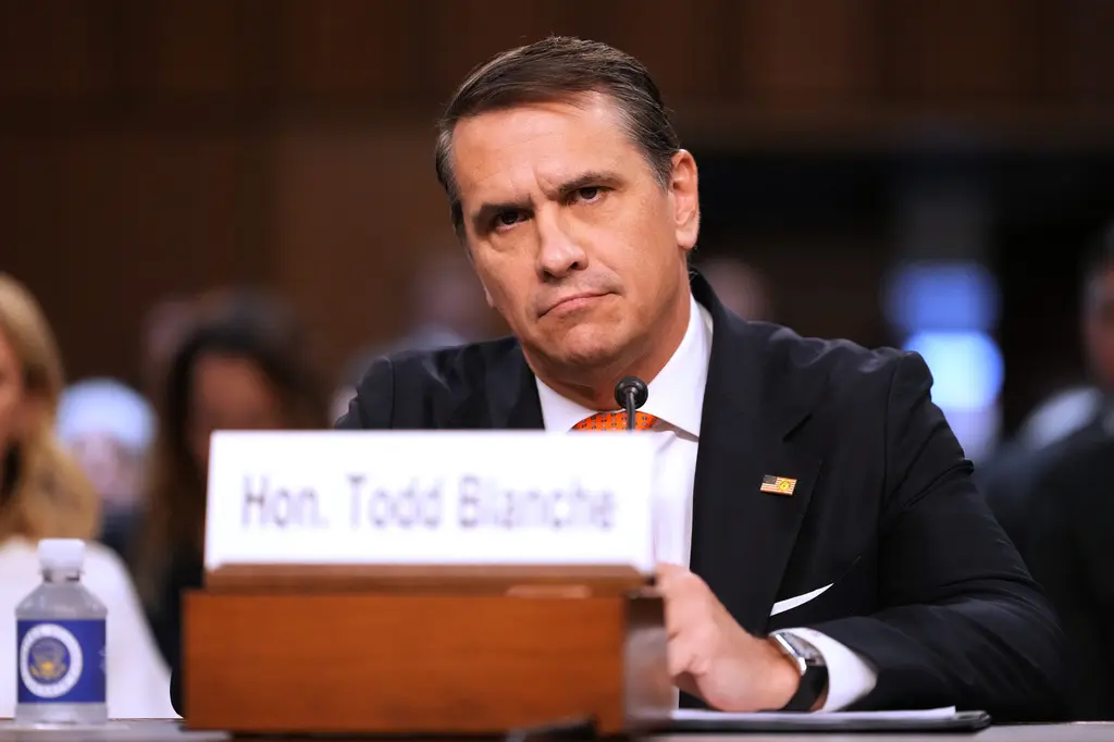 Todd Blanche defiende gestión de archivos Epstein ante Senado