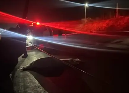 Una mujer muere y otra resulta herida en accidente de motocicleta Una mujer muere y otra resulta herida en accidente de motocicleta