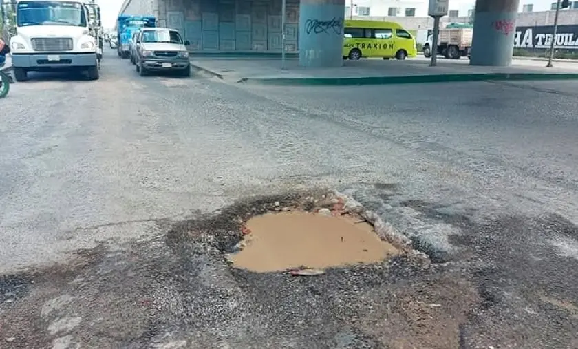 Enorme bache en Periférico, una trampa mortal