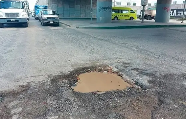 Enorme bache en Periférico, una trampa mortal Enorme bache en Periférico, una trampa mortal