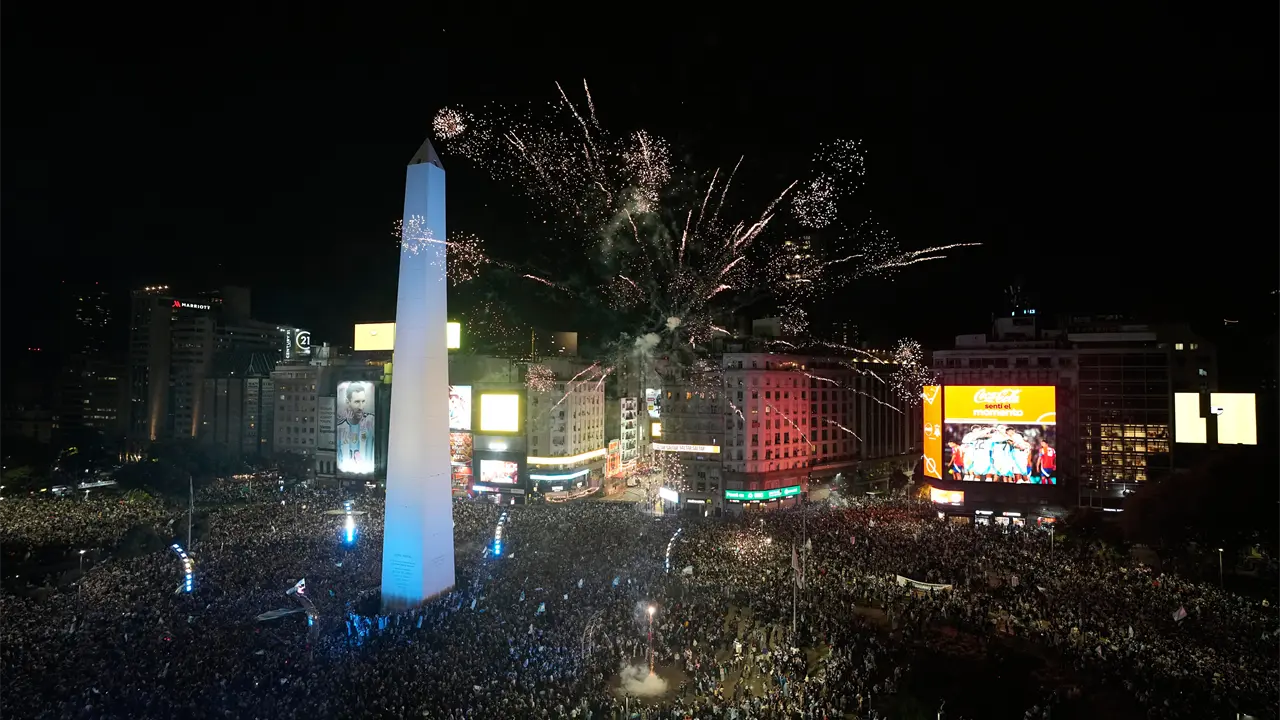 Decenas de miles celebran en Argentina el triunfo de su equipo en semifinales del Mundial