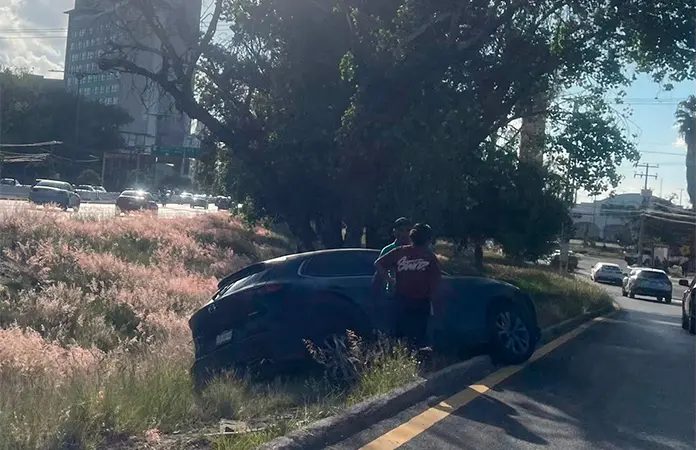 Intentó eludir un choque y terminó en desnivel