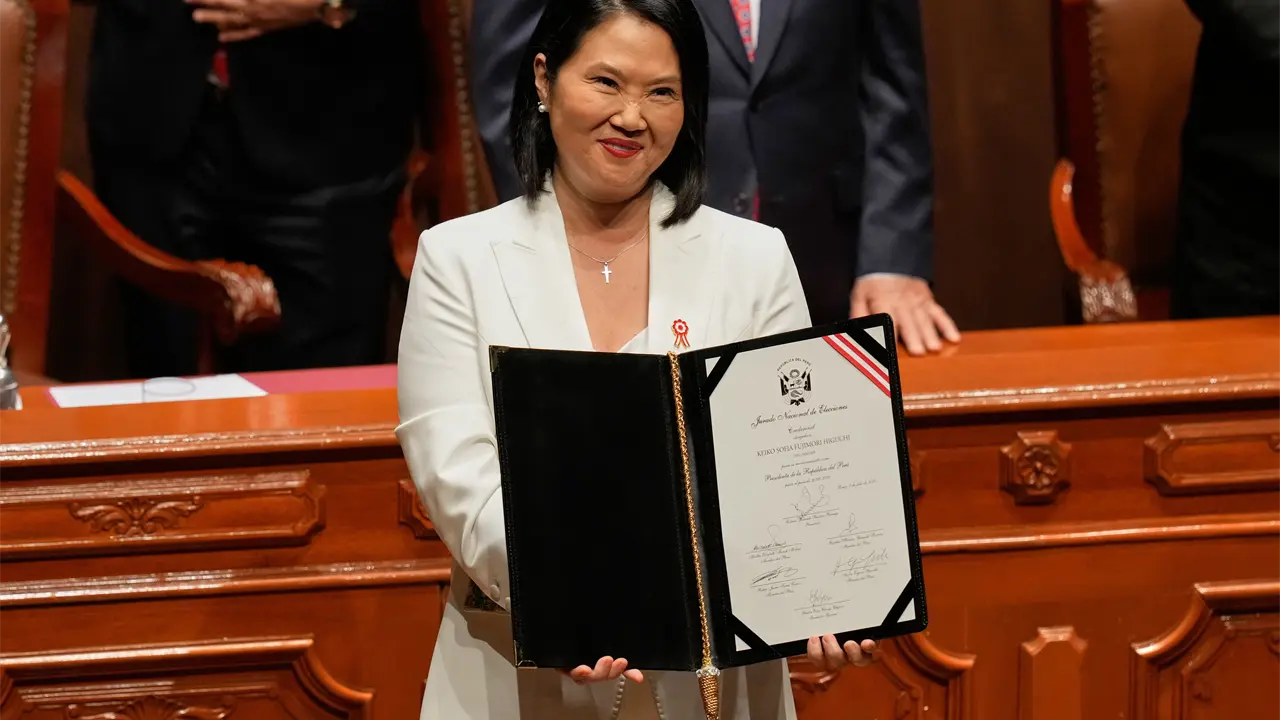 Keiko Fujimori recibe credenciales tras ganar elecciones en Perú