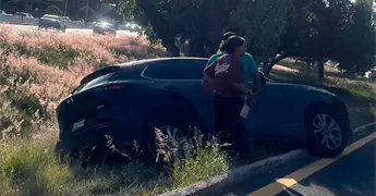 Mazda pierde control y choca frente a Plaza Citadina
