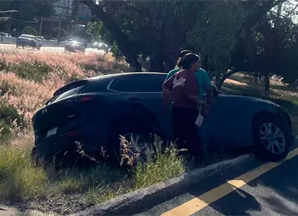 Mazda pierde control y choca frente a Plaza Citadina