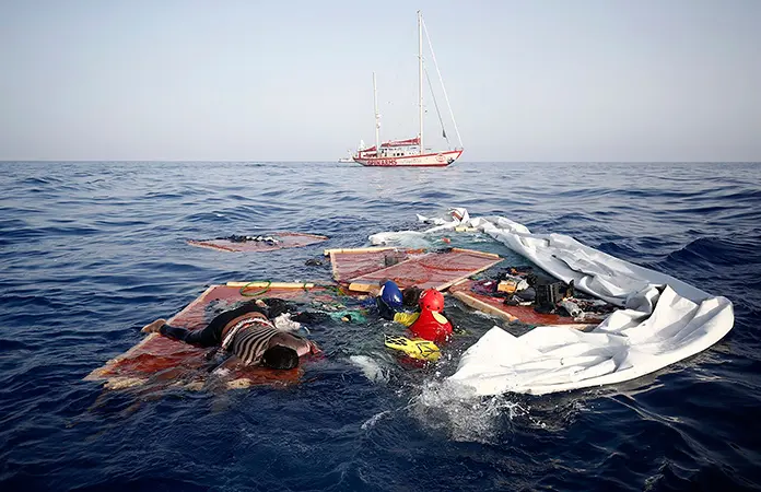 Naufraga barco con 60 migrantes en Libia