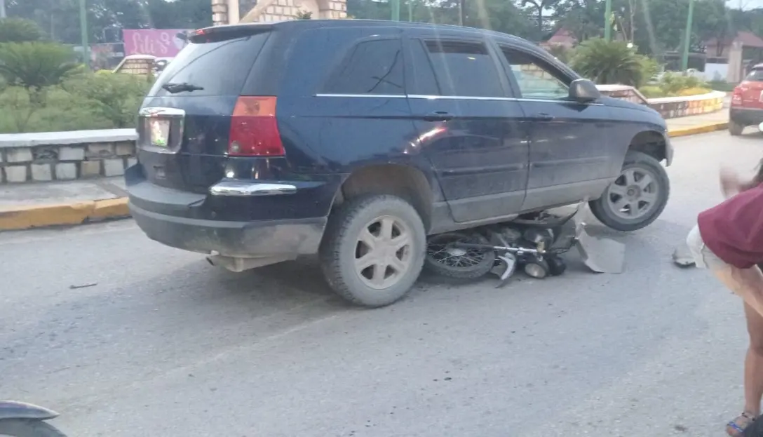 SUV aplasta motocicleta en glorieta