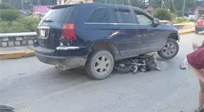SUV aplasta motocicleta en glorieta