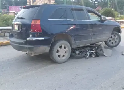 SUV aplasta motocicleta en glorieta SUV aplasta motocicleta en glorieta