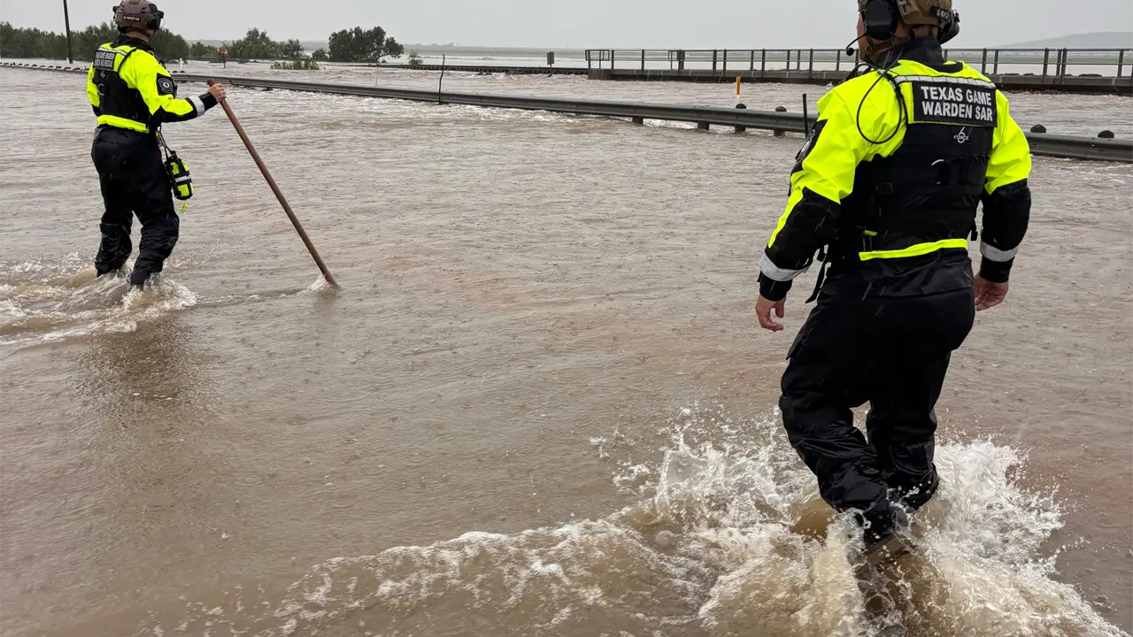 Tormentas intensas provocan evacuaciones y rescates en Uvalde, Texas