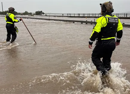 Tormentas intensas provocan evacuaciones y rescates en Uvalde, Texas Tormentas intensas provocan evacuaciones y rescates en Uvalde, Texas