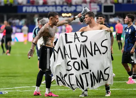 Tras vencer a Inglaterra, jugadores argentinos mostraron mensaje sobre Malvinas Tras vencer a Inglaterra, jugadores argentinos mostraron mensaje sobre Malvinas