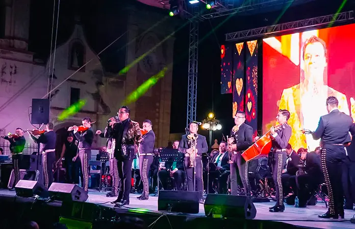 Velada musical, ofrecen homenaje a Juan Gabriel