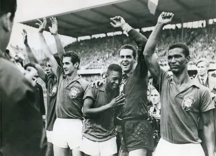 Camiseta de Pel&eacute; en final de 1958 se vende por 4.9 millones