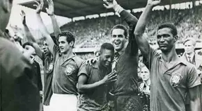 Camiseta de Pel&eacute; se subasta por 4.9 mdd