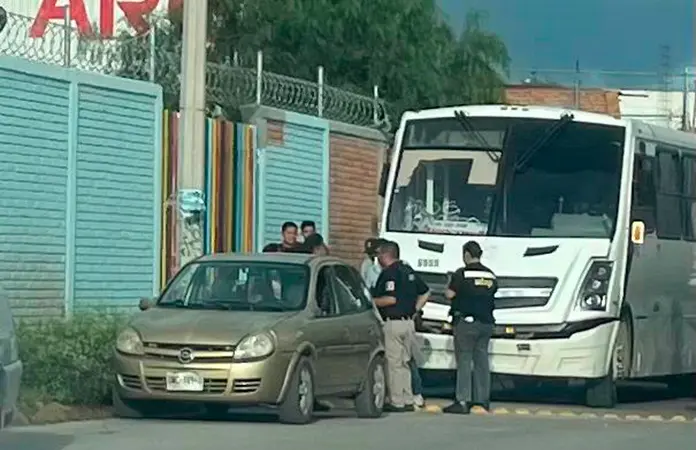 Chocan camión de personal y automóvil por alcance