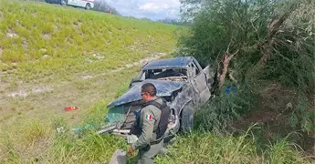 Muere conductor tras volcadura en la Rioverde-San Luis