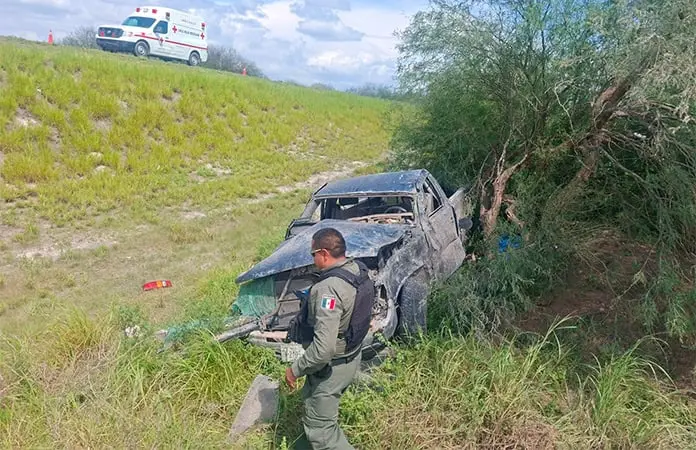 Conductor tiene mortal volcadura en autopista