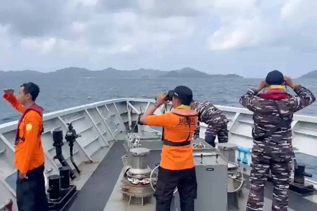 Continúa búsqueda de 24 personas tras naufragio frente a Indonesia