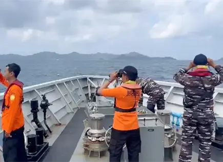 Continúa búsqueda de 24 personas tras naufragio frente a Indonesia Continúa búsqueda de 24 personas tras naufragio frente a Indonesia