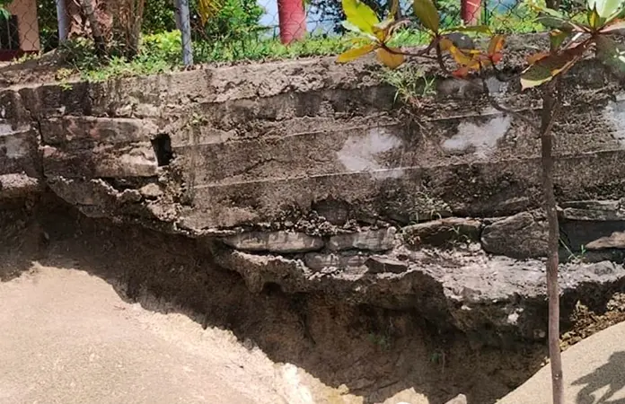 Escuela primaria, a punto de colapsarse