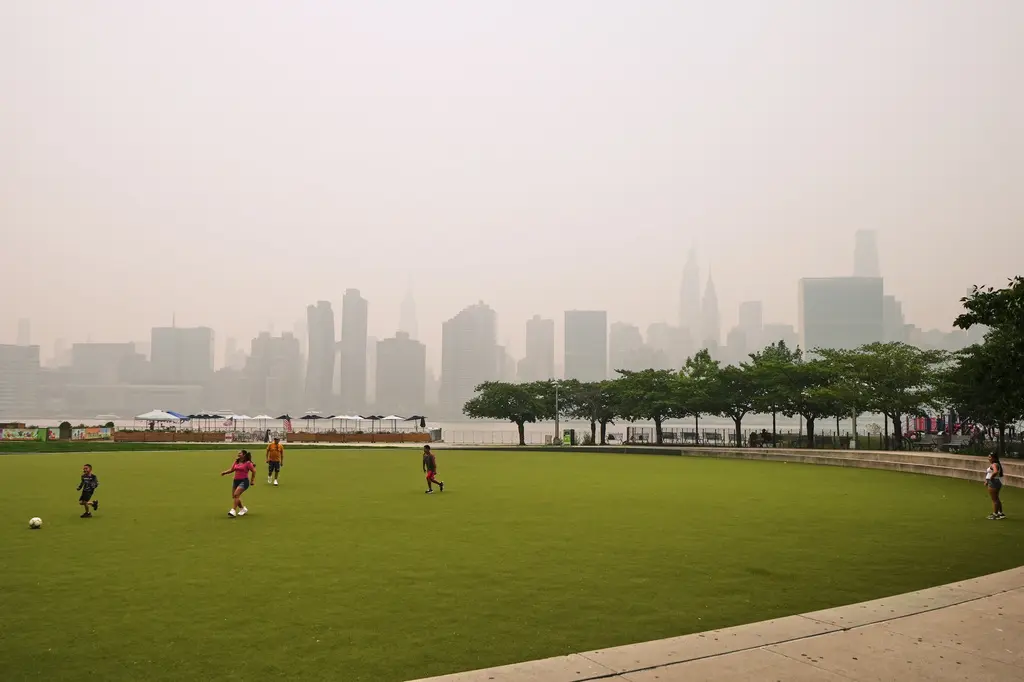 España entrena en Nueva Jersey con humo de incendios forestales