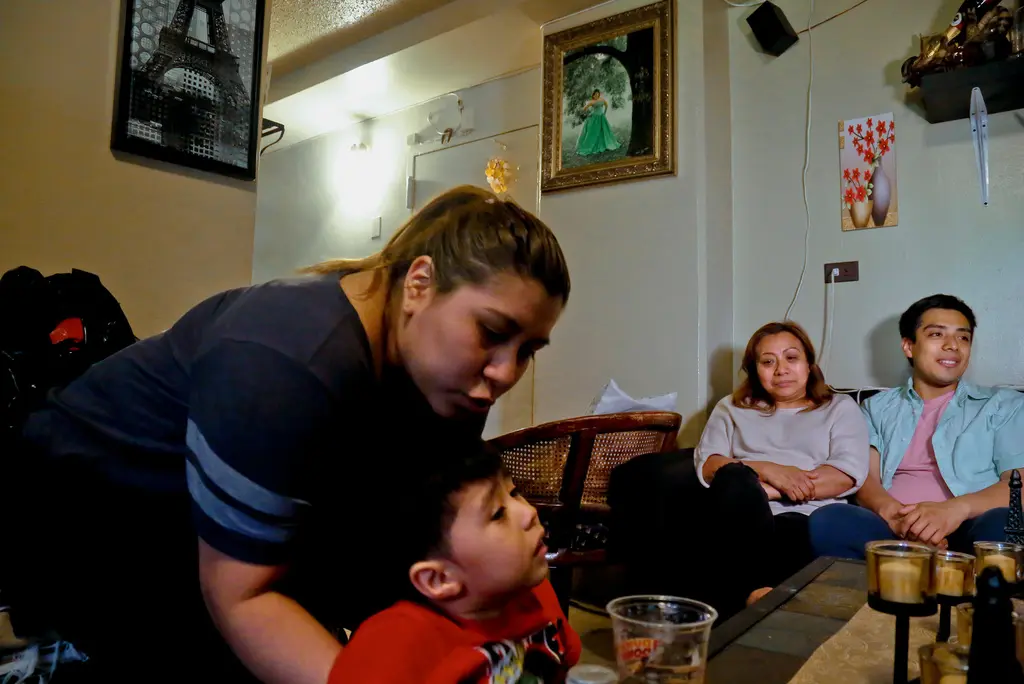 Gobierno Trump reactiva norma carga pública para inmigrantes legales