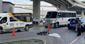 Hombre en moto el&eacute;ctrica muere arrollado en Distribuidor Ju&aacute;rez