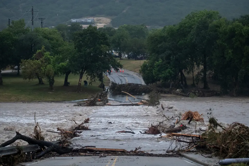 Inundaciones en Texas dejan dos muertos y cientos de rescates