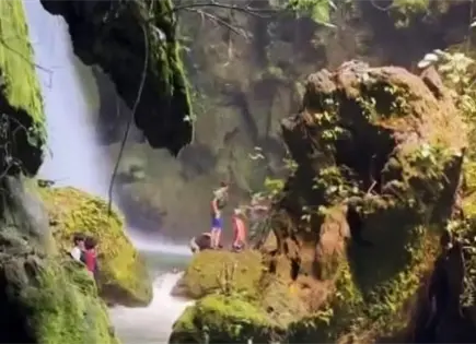 Muere jovencita al caer de cascada en El Naranjo (video)