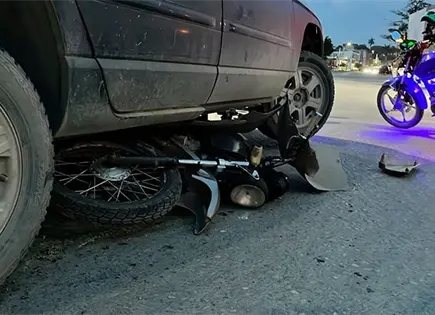 Pareja en moto resulta lesionada al ser arrollada