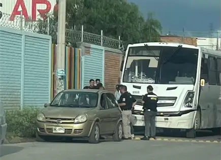 Solo daños en Choque por alcance sobre avenida Mexquitic Solo daños en Choque por alcance sobre avenida Mexquitic