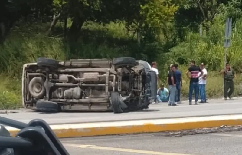 Volcadura deja herido a un vecino de Tanquián