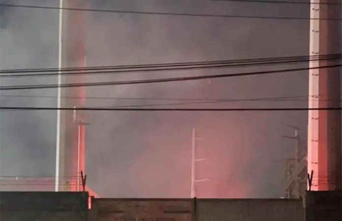 Arde cuarto de máquinas de la CFE