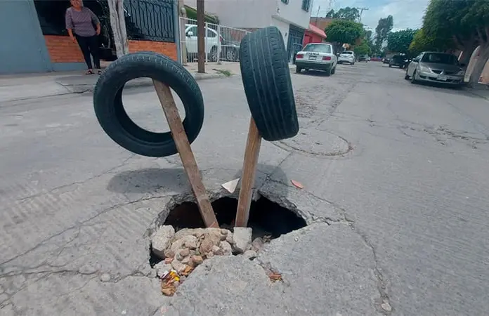 Crece hundimiento en la Ricardo B. Anaya Crece hundimiento en la Ricardo B. Anaya