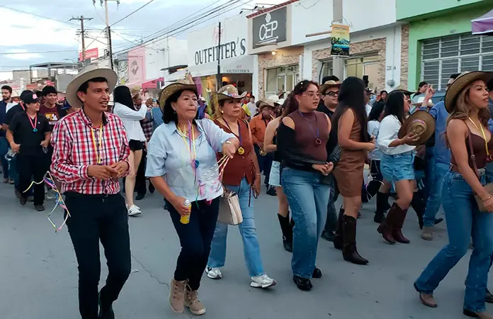 Llevan a cabo la callejoneada con el burro mezcalero