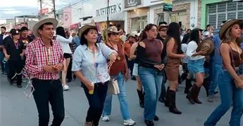 Llevan a cabo la callejoneada con el burro mezcalero