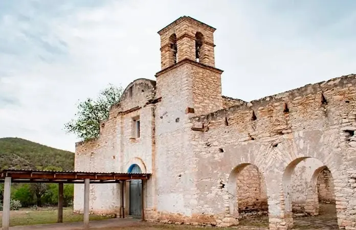 Sacrílegos ladrones se roban portón de iglesia