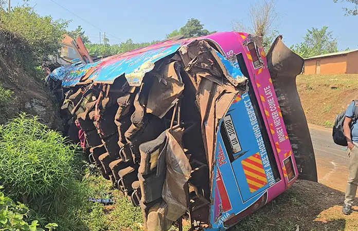 Vuelca autobús escolar en Uganda; mueren 20 niños