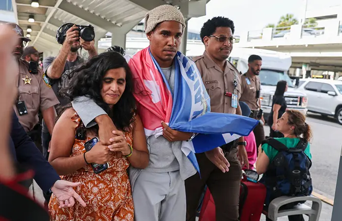 Artista y activista cubano Luis Manuel Otero llega a los EU