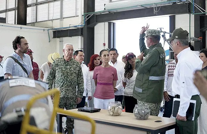 C. Sheinbaum viaja en aeronave de la Sedena