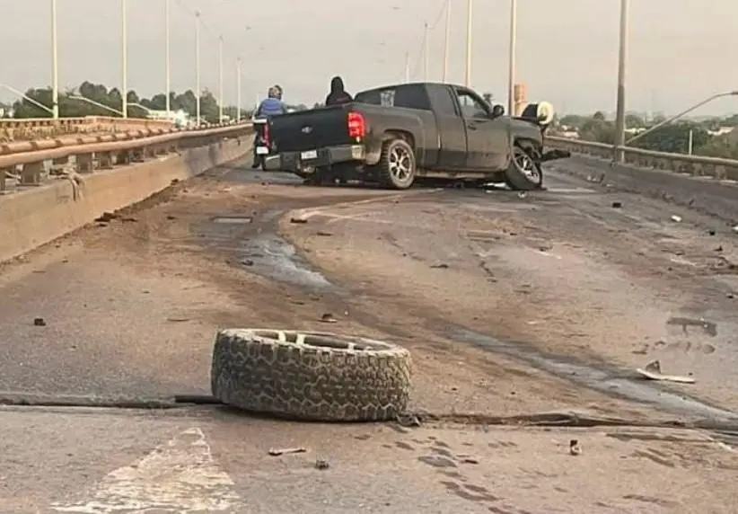 Camioneta choca contra muro de contención en puente Pilgrims