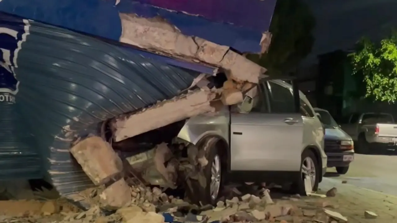 Camioneta se impacta contra inmueble en la colonia Industrial Aviación