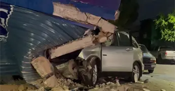 Camioneta se impacta contra inmueble en la colonia Industrial Aviaci&oacute;n